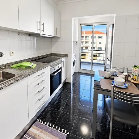 Park-family Retreat- Free Parking Garage Apartment